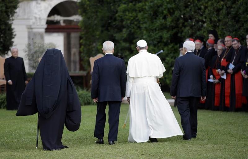 Pope Francis walks with Israel's President Shimon Peres, second from left, Palestinian President Mahmoud Abbas, right, and Ecumenical Patriarch Bartholomew I walk to a garden for an evening of peace prayers in the Vatican gardens, Sunday, June 8, 2014. Pope Francis waded head-first into Mideast peace-making Sunday, welcoming the Israeli and Palestinian presidents to the Vatican for an evening of peace prayers just weeks after the last round of U.S.-sponsored negotiations collapsed. (AP Photo/Gregorio Borgia)