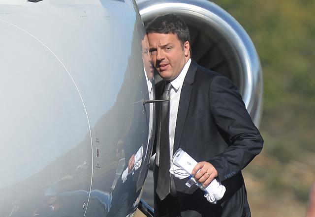 Il Presidente del Consiglio Matteo Renzi poco prima del suo decollo dopo la cerimonia di inaugurazione dello stabilimento di Piaggio Aerospace a Villanova d'Albenga (Savona), 07 novembre 2014.
ANSA/LUCA ZENNARO