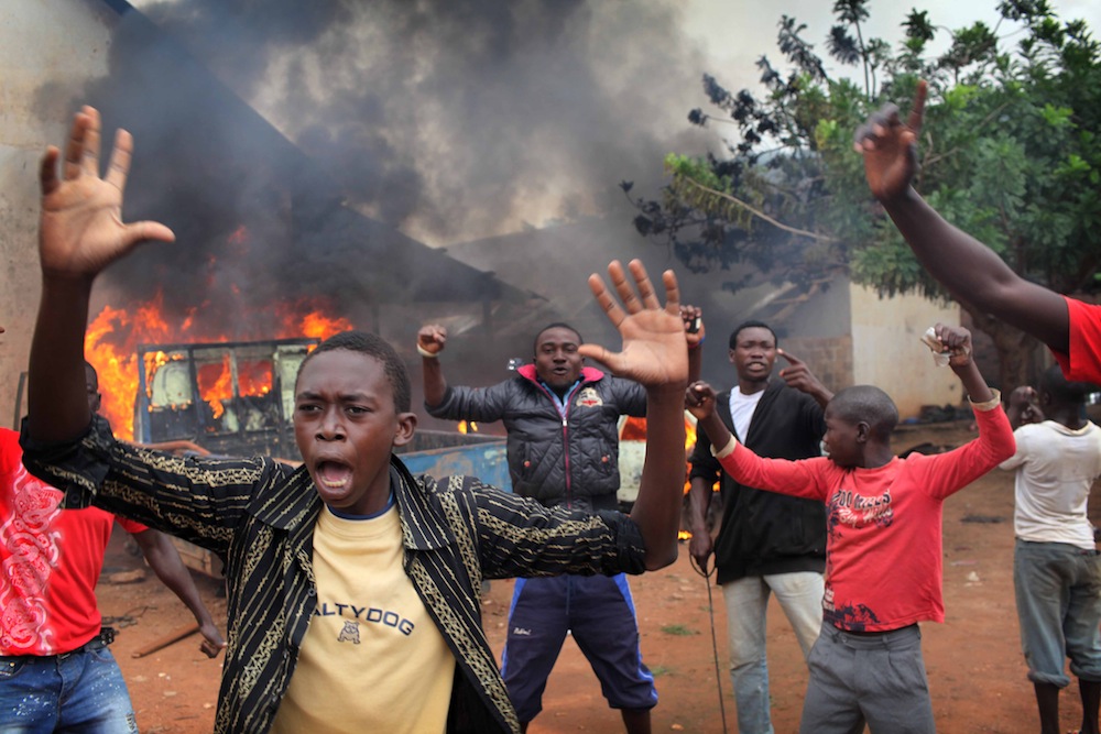 Des émeutiers brulent une mosquée dans le quartier Fou,Bangui.

Protesters burn a mosque at the Fou neighborhood, Bangui.