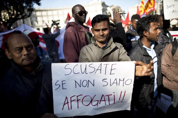 Immigrati partecipano alla manifestazione promossa dai sindacati di base (Cobas, Usb e Cub) per chiedere a gran voce la cancellazione della legge Bossi-Fini, Roma, 18 ottobre 2013 a Roma. Sul cartello la scritta: 'Scusate se non siamo affogati'.
ANSA/ GUIDO MONTANI