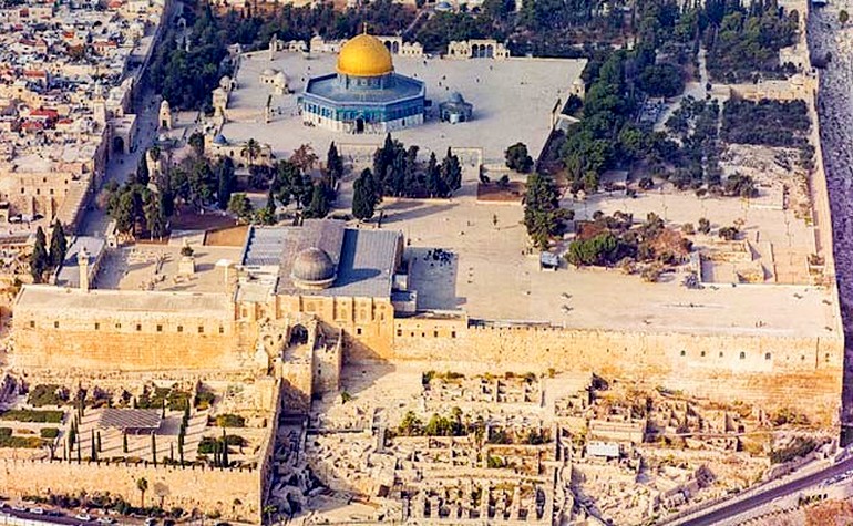 Aerial-view-of-the-front-of-Masjid-al-Aqsa