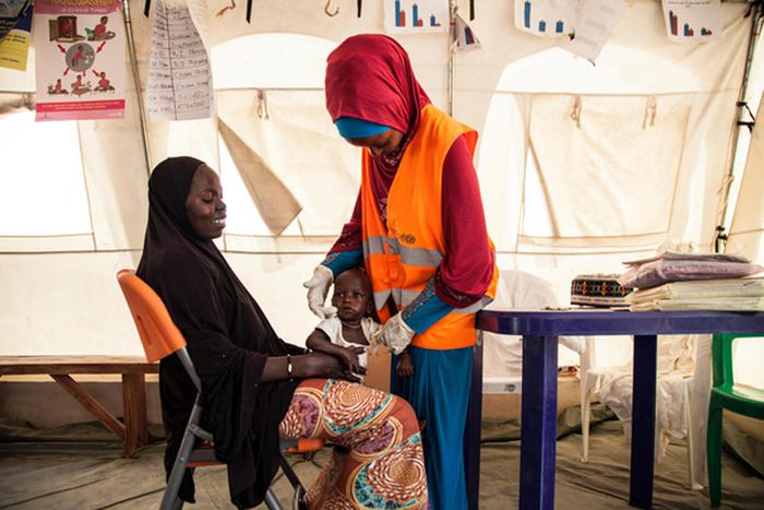 On 17th November 2016, UNICEF Nutrition Officer, Aishat Abdullahi, assesses 7 month old Umara Bukar for malnutrition at a UNICEF supported health clinic at Muna Garage IDP camp, Maiduguri, Borno State, northeast Nigeria as Umaras mother (in black) looks on.  20 days ago Umara weighed just 4.2kg when he first arrived at the health clinic run in partnership with the Nigerian government.  He now weighs 5.1kg.
To date, over 117,00 children with severe acute malnutrition (SAM) in northeast Nigeria have been admitted to therapeutic feeding programmes run by UNICEF and partners. ANSA/UFFICIO STAMPA UNICEF ++ NO SALES, EDITORIAL USE ONLY ++