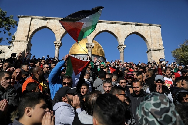 Worshippers chant as they wave Palestinian flags after Friday prayers on the compound known to Muslims as Noble Sanctuary and to Jews as Temple Mount in Jerusalem's Old City, as Palestinians call for a "day of rage" in response to U.S. President Donald Trump's recognition of Jerusalem as Israel's capital December 8, 2017. REUTERS/Ammar Awad