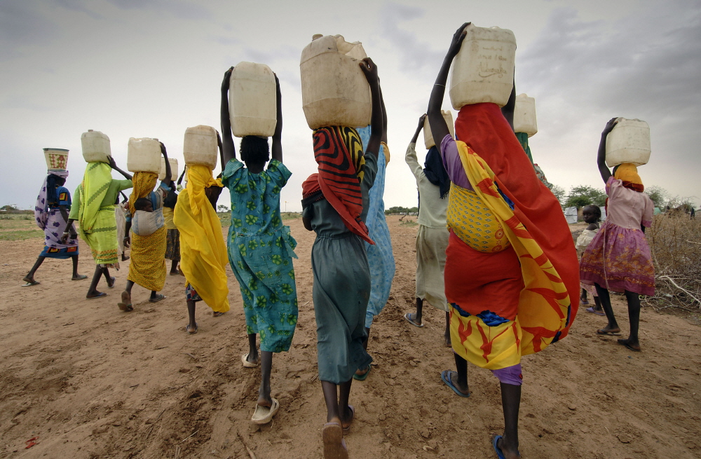 Women-Carrying-Water-On-Their-Heads