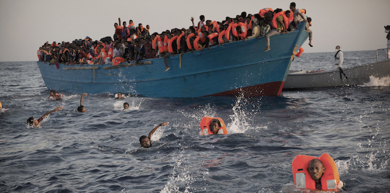 Alcuni migranti - soprattutto provenienti dall'Eritrea - si sono buttati in acqua da una barca sovraccarica, mentre altri vengono soccorsi da una ONG, a circa 20 chilometri da Sabrata, nel mar Mediterraneo
(AP Photo/Emilio Morenatti)