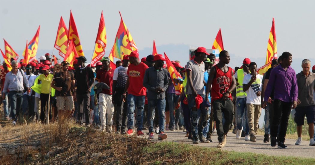 Foto Donato Fasano - LaPresse
08 08 2018  - Foggia
Cronaca
Corteo usb a Foggia 
Nella foto: il corteo
Photo Donato Fasano - LaPresse
8 8 2018  - Foggia
News
Day of protests in Foggia, where in the last days 16 migrants, engaged as laborers in the Apulian countryside, died in two road accidents. On the two episodes, an investigation has also been launched to ascertain whether the victims had ended up in the hands of the hiring.
In the pic: parade