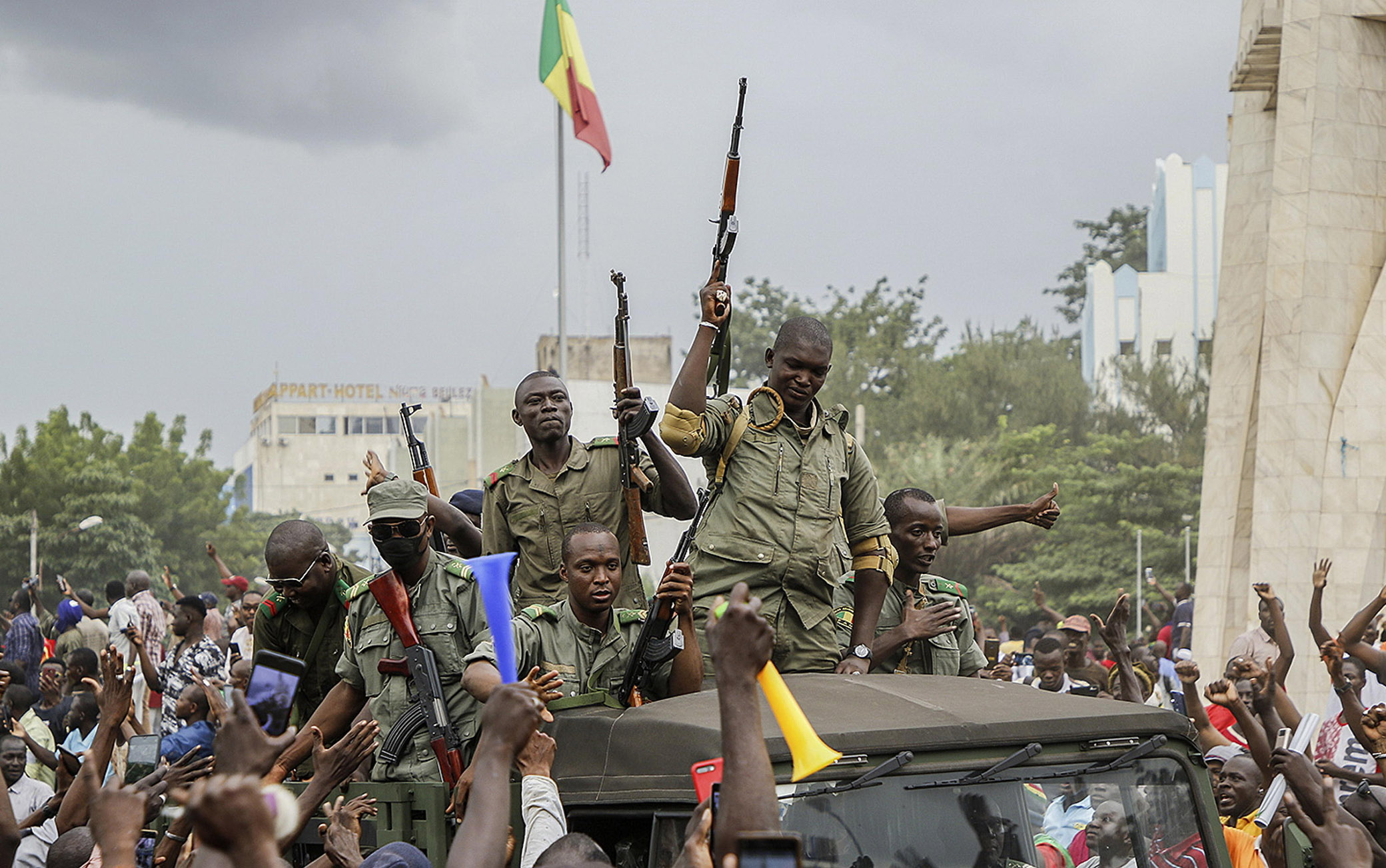 epa08611367 Malians cheer as Mali military enter the streets of Bamako, Mali, 18 August 2020. Local reports indicate Mali military have seized Mali President Ibrahim Boubakar KeÔta in what appears to be a coup attempt.  EPA/MOUSSA KALAPO