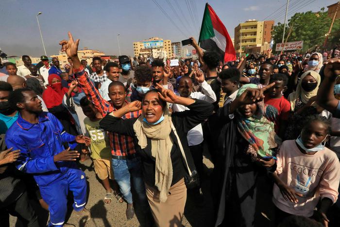 Sudanese protesters march in 60th Street in the capital Khartoum, to denounce overnight detentions by the army of members of Sudan's government, on October 25, 2021. - Armed forces detained Sudan's Prime Minister over his refusal to support their "coup", the information ministry said, after weeks of tensions between military and civilian figures who shared power since the ouster of autocrat Omar al-Bashir. (Photo by AFP)