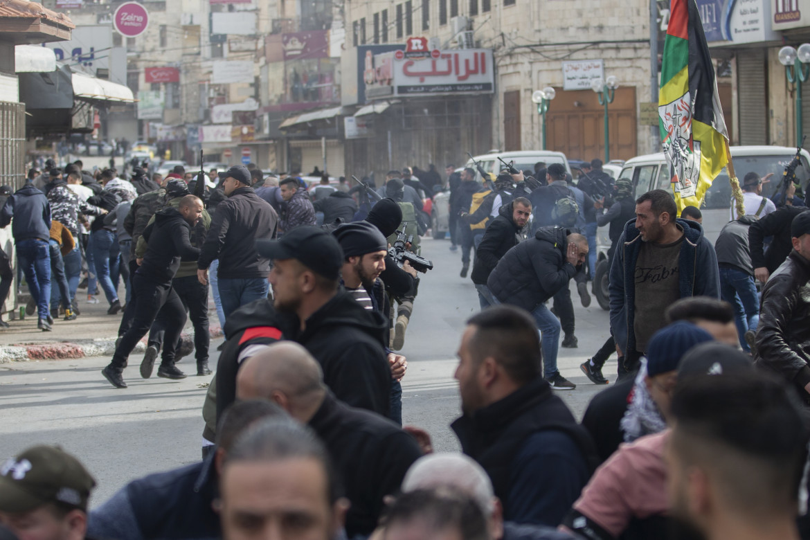 14est1f02-pale-palestinian-gunman-fire-into-the-air-during-scuffles-between-palestinian-security-forces-and-local-militants-ap