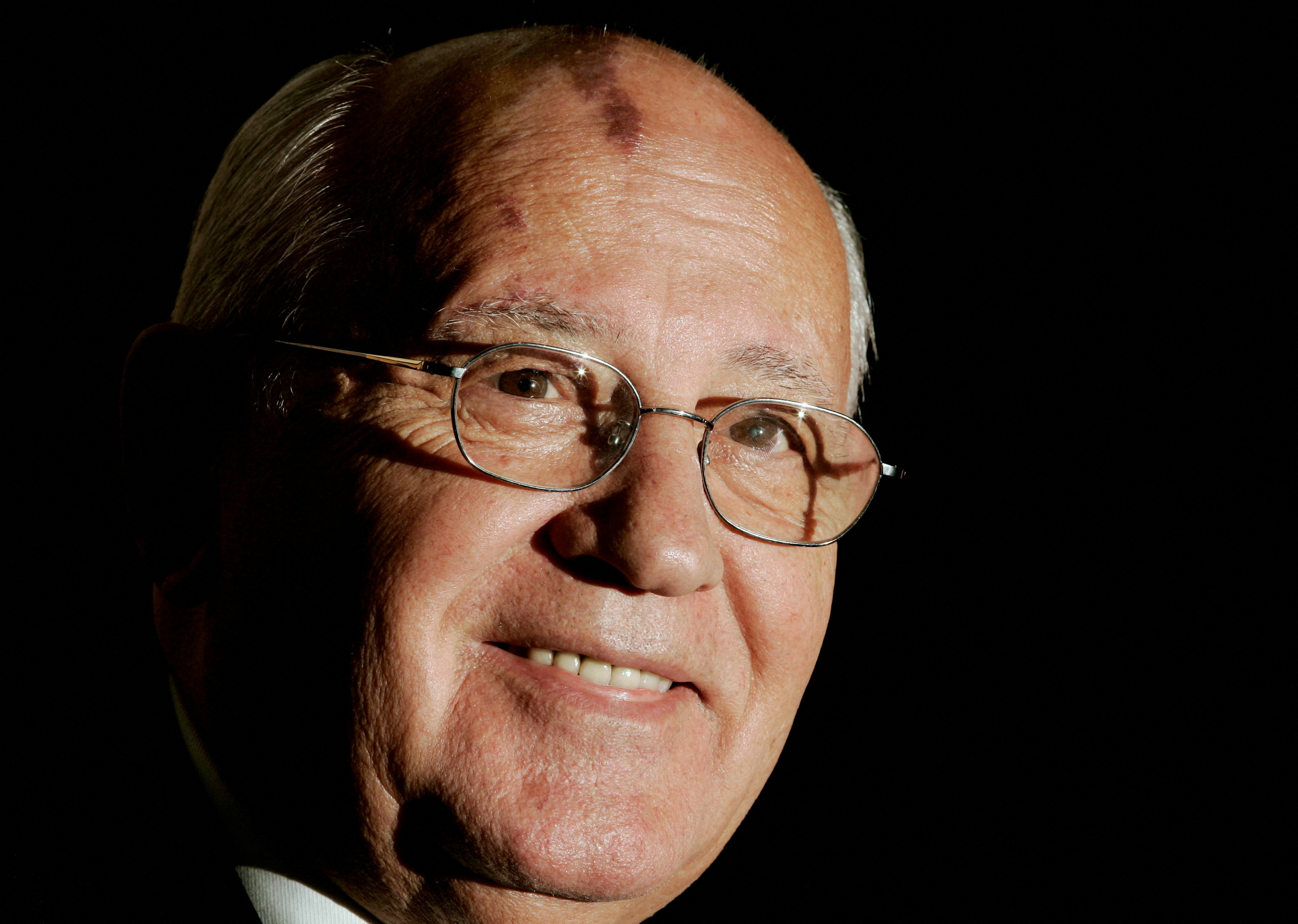 FILE PHOTO: Former Soviet president Mikhail Gorbachev smiles during a news conference marking the 20th anniversary of Perestroika at the US Chamber of Commerce in Washington October 21, 2005. REUTERS/Jim Young