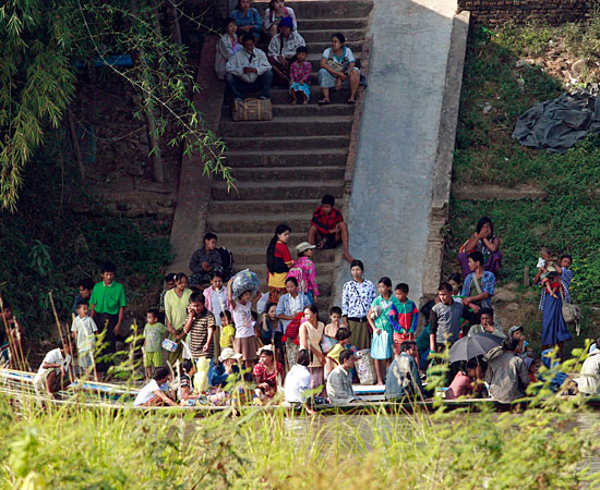 Scontri al confine tra Birmania e Thailandia: 20.000 rifugiati