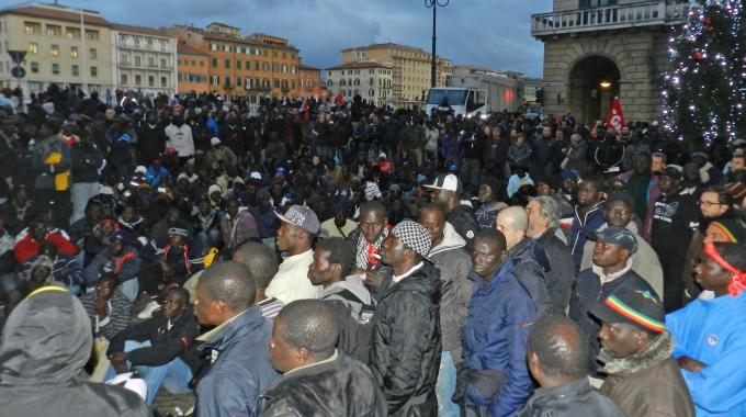 Senegalesi uccisi, ''racimolavano 500 euro al mese ai mercati''