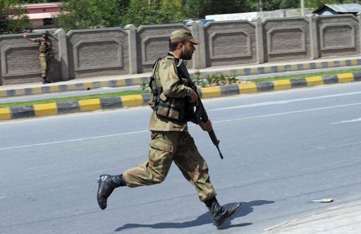 Attentato in Pakistan, 40 morti. Sparatoria al consolato Usa di Peshawar