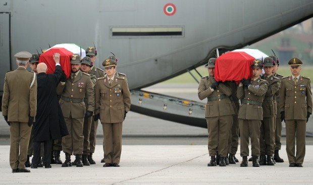 Afghanistan: giunte a Roma le salme dei due militari italiani morti
