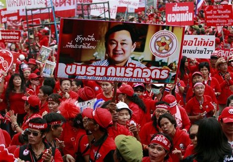 Tailandia, i rossi sfidano lo stato d'emergenza