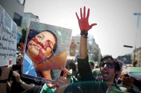 Iran, spari sui manifestanti. Aggrediti i leader riformisti. Ahmadinejad attacca: