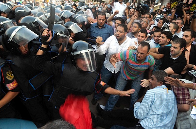 Cairo: i sostenitori di Mubarak non cessano le violenze