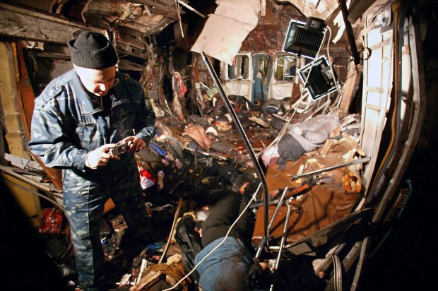 Mosca, due esplosioni nella metro. Decine di morti.