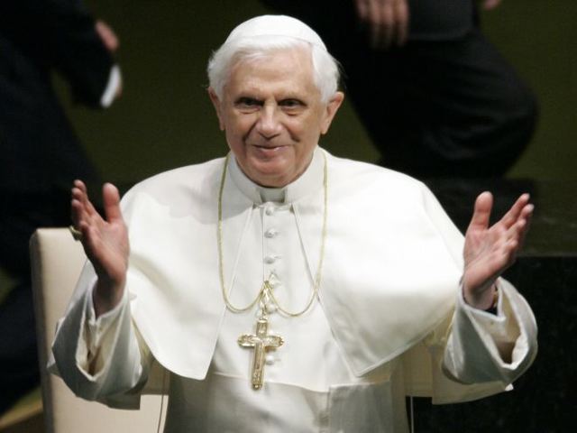 Benedetto XVI: "La crisi economica in atto va presa in tutta la sua serietà"
