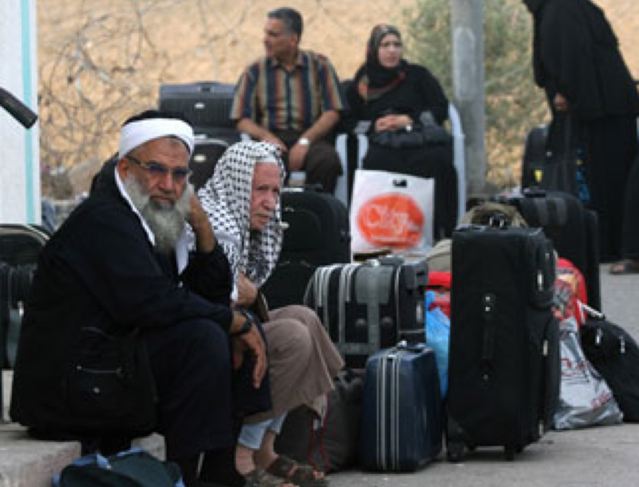 L'Egitto riapre il valico di Rafah, centinaia di palestinesi oltre il confine