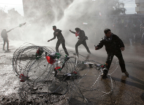 Agenti anti-sommossa e idranti contro il Convoglio Lifeline. Feriti 40 attivisti