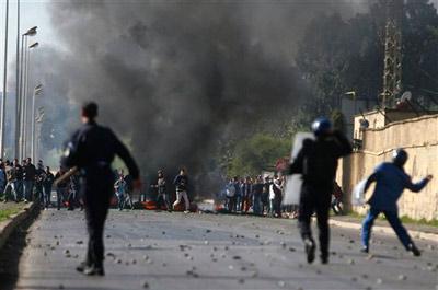 Tunisia, continuano le proteste: chiuse scuole ed Università