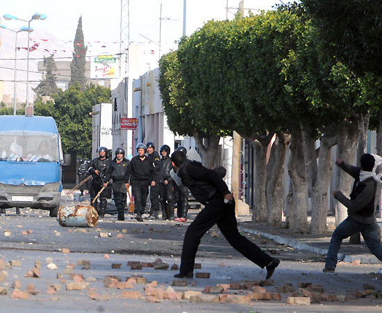 Tunisia, continuano gli scontri. Aggredita troupe del Tg3