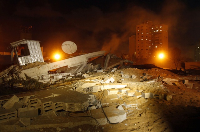 Gaza, alta tensione e raid Israele: 8 morti. Cannonata fa 4 vittime: due sono ragazzi