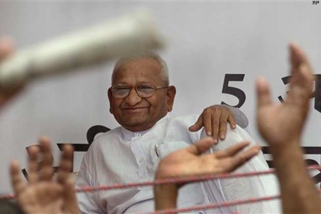 Prima vittoria nella lotta alla corruzione. Hazare sospende lo sciopero della fame
