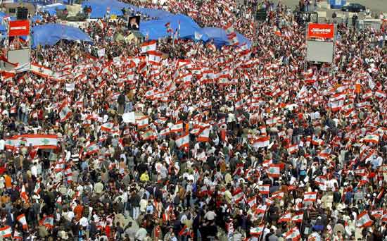 Il Libano scende in piazza per il terzo anniversario della morte di Hariri e il funerale di Mugniyeh
