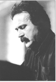 Il pianista Luciano Basso alla Marcia Perugia-Assisi. Suoner