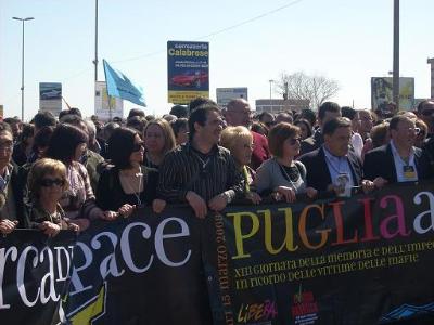 Il grido di Luigi Ciotti ai centomila in piazza a Bari contro la mafia