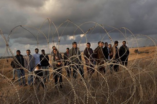 Gaza, Israele apre il fuoco al confine
