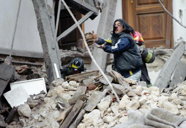 Il terremoto sconvolge l'Abruzzo. 157 morti e 250 dispersi