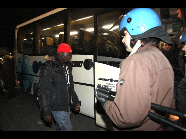 Gli africani tornano a Rosarno, richiamati dai caporali