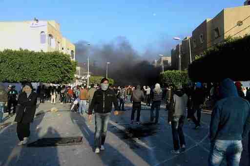 Tunisia, le voci dei giovani in rivolta "Uccisi cinquanta manifestanti"
