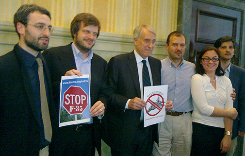 Pisapia: "Stop all'acquisto di cacciabombardieri"