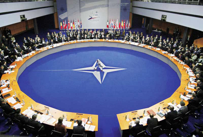 La Nato più divisa che mai su tutto. Bush non passa, allargamento a metà