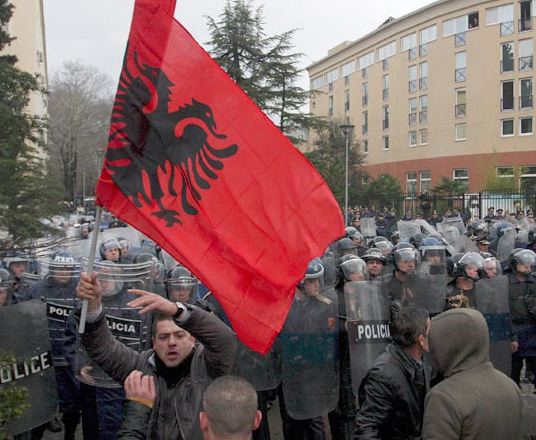 Tirana piange i suoi morti. Oggi la rabbia torna in piazza