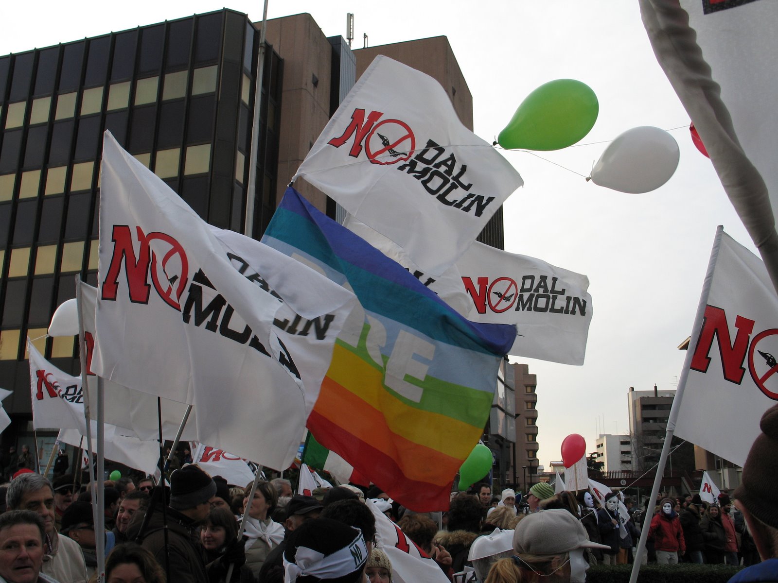 Vicenza, sospeso il referendum. L'indignazione dei "No Dal Molin"
