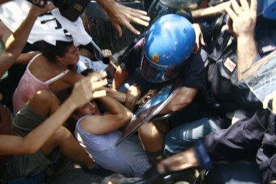Vicenza: durante una manifestazione pacifista sono arrivati i violenti. Hanno anche i caschi blu