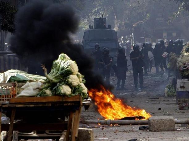 Polizia egiziana in assetto di guerra al Cairo.
  EPA/AMEL PAIN