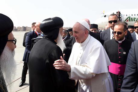 epa05932858 Pope Francis shake hands with an Egyptian Orthodox Priest after his Arrival at Cairo airport, in Cairo, Egypt, 28 April 2017. Pope Francis is on a two-day visit to Egypt and will meet with Egyptian President Abdel Fattah al-Sisi, head of the Coptic Orthodox Church Pope Tawadros II, and Grand Imam of al-Azhar Ahmed al-Tayeb. As well as holding a mass in the Air Defense Stadium north-east of Cairo.  EPA/SOLIMAN OTEIFI