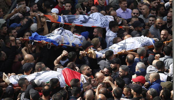 epa10264540 Mourners carry the bodies of four of  five Palestinians killed by Israeli troops during a funeral  in the west bank city of Nablus, 25 October 2022. Five Palestinians were killed including Wadee Al Hawah the top senior leader of the Palestinian Militia group Lions Den, and 20 others were injured during clashes with Israeli troops after they raided Nablus city, the Palestinian Health Ministry said  EPA/ALAA BADARNEH