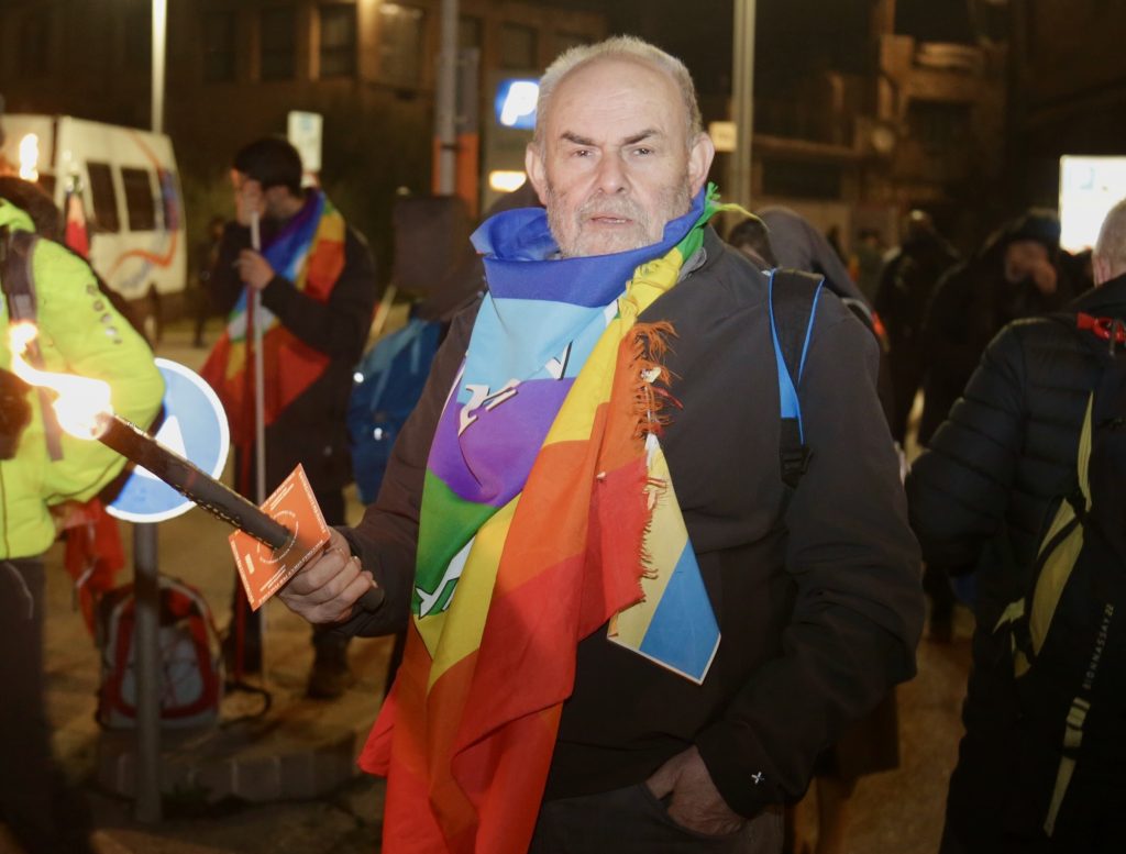 Due lettere. No. Un confine. Solo due lettere. Eppure bastano a cambiare tutto. Due lettere leggere ma, se pronunciate con convinzione, capaci di opporsi alla mostruosità più grande: la guerra.