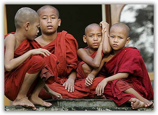 La giunta annulla il voto del 1990. Arcivescovo di Yangon: pregate per il Myanmar