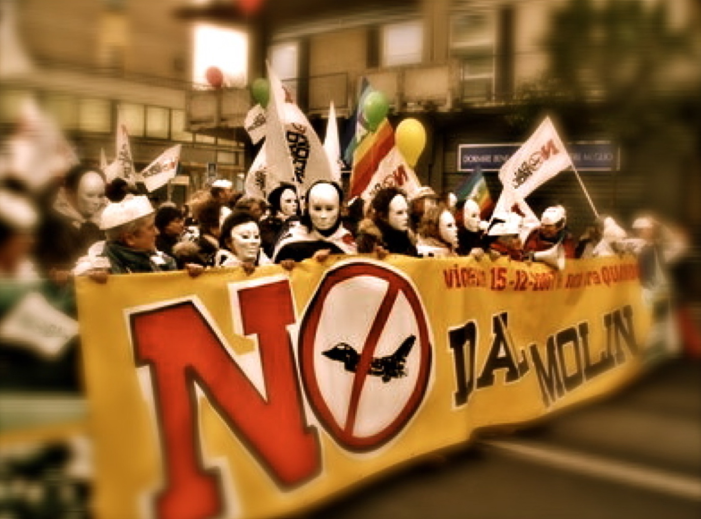 Base Usa Vicenza. 8000 persone in corteo sotto la pioggia